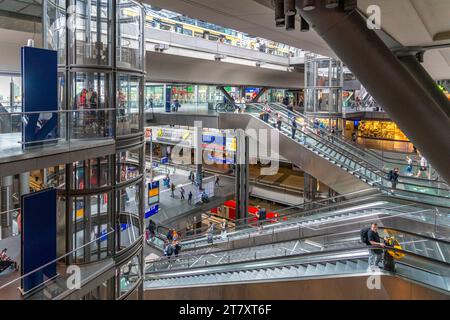 Vue de l'intérieur de la gare centrale de Berlin, Hauptbahnhof, Europaplatz 1, Berlin, Allemagne, Europe Banque D'Images