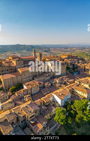 Vue surélevée sur les toits et la ville de Montepulciano au coucher du soleil, Montepulciano, Toscane, Italie, Europe Banque D'Images