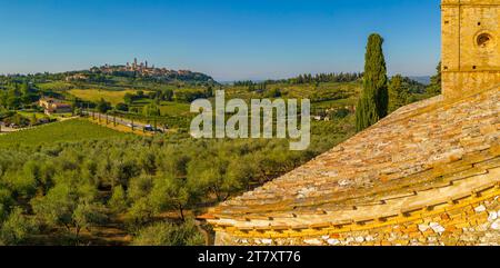 Vue élevée de San Gimignano et de la ville au coucher du soleil, San Gimignano, Toscane, Italie, Europe Banque D'Images
