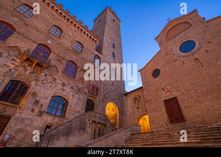 Vue du Duomo di San Gimignano sur la Piazza del Duomo au crépuscule, San Gimignano, site du patrimoine mondial de l'UNESCO, province de Sienne, Toscane, Italie, Europe Banque D'Images