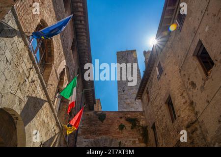 Vue sur les tours de la rue étroite de San Gimignano, San Gimignano, site du patrimoine mondial de l'UNESCO, province de Sienne, Toscane, Italie, Europe Banque D'Images