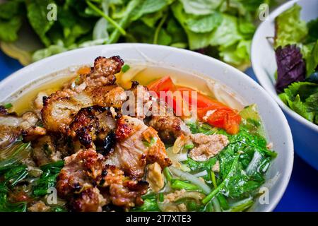 Bun rieu cha dans un stand de nourriture à Hanoi, Vietnam, Asie Banque D'Images