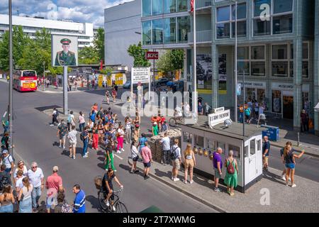 Vue surélevée de Checkpoint Charlie, Friedrichstrasse, Berlin, Allemagne, Europe Banque D'Images