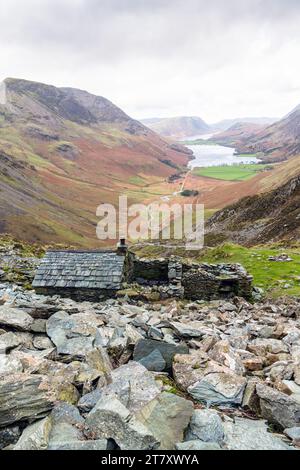 Vue vers Warnscales Bothy, un abri de montagne près de Buttermere, avec Haystacks, Buttermere et Crummock Water Banque D'Images