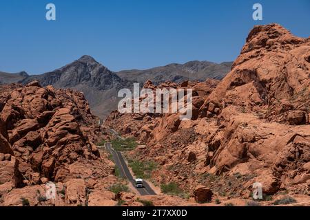 Un véhicule de camping-car camping-car véhicule récréatif parcourt l'autoroute de Mouse's Tank Road à travers le parc d'état de la vallée de feu, Nevada, États-Unis Banque D'Images