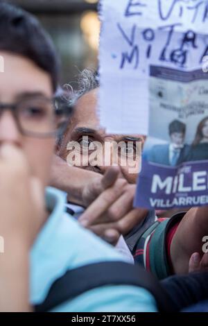 Cordoba, Argentine. 16 novembre 2023. Les partisans du candidat conservateur de droite à la présidence du parti la Libertad Avanza Milei applaudissent son dernier rassemblement électoral. Crédit : Sebastian Salguero/dpa/Alamy Live News Banque D'Images