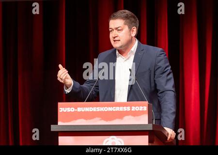 Brunswick, Allemagne. 17 novembre 2023. Thorsten Kornblum (SPD), maire de Braunschweig, intervient au congrès national des jeunes socialistes (Jusos). Crédit : Moritz Frankenberg/dpa/Alamy Live News Banque D'Images