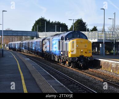 English Electric Class 37 Type 3 locomotive 37800 Cassiopeia transportant ROG Orion Logistics 768001 à travers Uttoxeter pour stockage à Castle Donington EMDC Banque D'Images