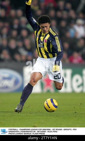 FOOTBALL - COUPE DE LA LIGUE DES CHAMPIONS 2005/2006 - 1E TOUR - GROUPE E - PSV EINDHOVEN V FENERBAHCE SK - 06/12/2005 - ALEX (FEN) - PHOTO LAURENT BAHEUX / FLASH PRESS Banque D'Images