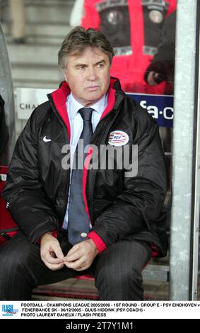 FOOTBALL - LIGUE DES CHAMPIONS 2005/2006 - 1E TOUR - GROUPE E - PSV EINDHOVEN - FENERBAHCE SK - 06/12/2005 - GUUS HIDDINK (ENTRAÎNEUR PSV) - PHOTO LAURENT BAHEUX / PRESSE FLASH Banque D'Images