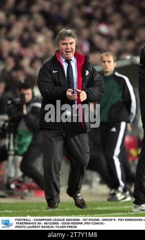 FOOTBALL - LIGUE DES CHAMPIONS 2005/2006 - 1E TOUR - GROUPE E - PSV EINDHOVEN - FENERBAHCE SK - 06/12/2005 - GUUS HIDDINK (ENTRAÎNEUR PSV) - PHOTO LAURENT BAHEUX / PRESSE FLASH Banque D'Images