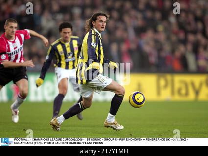 FOOTBALL - COUPE DE LA LIGUE DES CHAMPIONS 2005/2006 - 1E TOUR - GROUPE E - PSV EINDHOVEN - FENERBAHCE SK - 06/12/2005 - TUNCAY SANLI (FEN) - PHOTO LAURENT BAHEUX / FLASH PRESS Banque D'Images