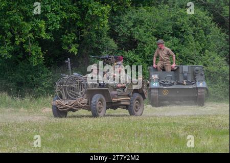 Les troupes alliées dans leurs jeeps prenant part à l'opération Overlord Jubilee show 2022 à Denmead, Hampshire, Angleterre, Royaume-Uni Banque D'Images