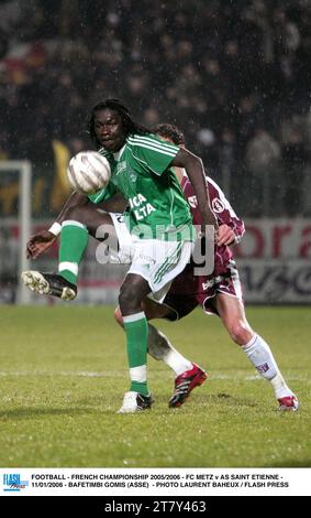 FOOTBALL - CHAMPIONNAT DE FRANCE 2005/2006 - FC METZ V AS SAINT ETIENNE - 11/01/2006 - BAFETIMBI GOMIS (ASSE) - PHOTO LAURENT BAHEUX / FLASH PRESS Banque D'Images