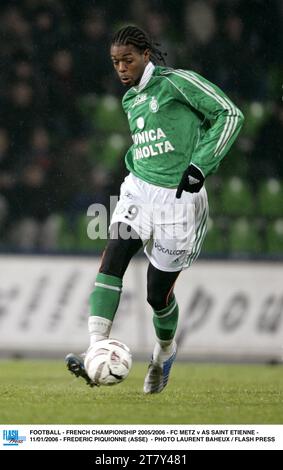 FOOTBALL - CHAMPIONNAT DE FRANCE 2005/2006 - FC METZ V AS SAINT ETIENNE - 11/01/2006 - FREDERIC PIQUIONNE (ASSE) - PHOTO LAURENT BAHEUX / FLASH PRESS Banque D'Images