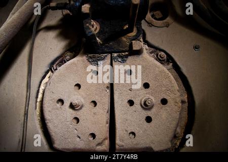 Détail d'une vieille machine à vapeur en cours de restauration pour le musée, dans un atelier dans le Khu Tap the, Hanoi, Vietnam, Asie Banque D'Images