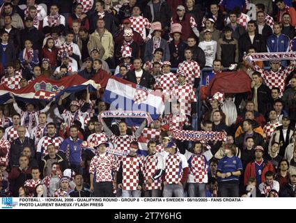 FOOTBALL - MONDIAL 2006 - QUALIFICATIONS - GROUPE 8 - CROATIE - SUÈDE - 08/10/2005 - SUPPORTERS CROATIE - PHOTO LAURENT BAHEUX / FLASH PRESS Banque D'Images