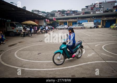 Les Vietnamiens passent le test de conduite de moto à Hanoi, Vietnam, Asie Banque D'Images