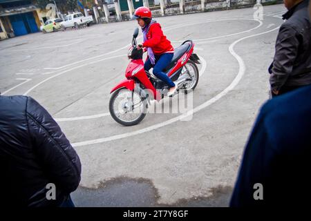 Les Vietnamiens passent le test de conduite de moto à Hanoi, Vietnam, Asie Banque D'Images