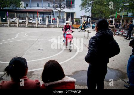 Les Vietnamiens passent le test de conduite de moto à Hanoi, Vietnam, Asie Banque D'Images