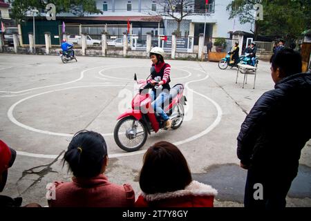 Les Vietnamiens passent le test de conduite de moto à Hanoi, Vietnam, Asie Banque D'Images