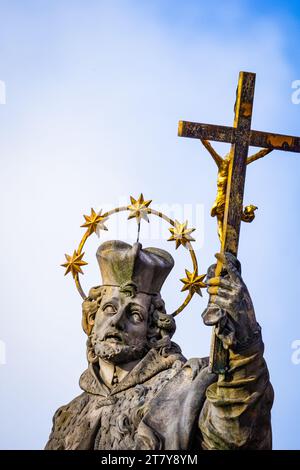 Wrocław, Pologne - 16.11.2023 : Monument à St. Jan Nepomucen - une sculpture du 18e siècle représentant Jan Nepomucen, située sur Ostrów Tumski Banque D'Images