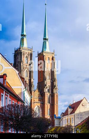 Wrocław, Pologne - 16.11.2023 : la cathédrale de St. Jean-Baptiste à Wrocław est le siège de l'archidiocèse catholique romain de Wrocław et un point de repère Banque D'Images