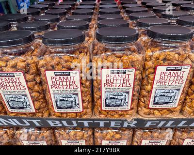 BAXTER, MN - 24 JUIN 2023 : conteneurs de la marque Kirkland Peanut Butter Filled Pretzel Nuggets exposés et en vente chez Costco Banque D'Images