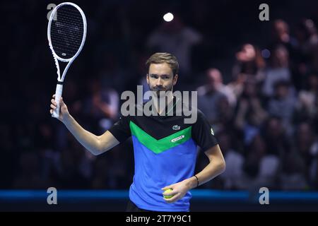 Torino, Italie. 17 novembre 2023. Daniil Medvedev, de Russie, fait des gestes lors du match de Round Robin en simple entre Carlos Alcaraz, d'Espagne, et Daniil Medvedev, de Russie, le sixième jour de la finale du Nitto ATP World Tour. Crédit : Marco Canoniero/Alamy Live News Banque D'Images
