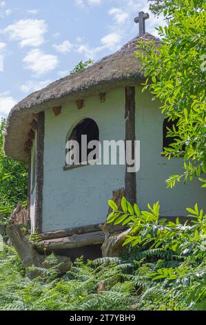 The Hermitage, un chalet rustique construit sur les collines au-delà du lac Serpentine à Painshill Park, Cobham, Surrey, Angleterre, Royaume-Uni. Banque D'Images