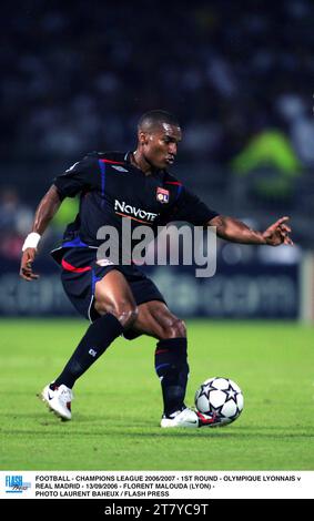 FOOTBALL - LIGUE DES CHAMPIONS 2006/2007 - 1E TOUR - OLYMPIQUE LYONNAIS V REAL MADRID - 13/09/2006 - FLORENT MALOUDA (LYON) - PHOTO LAURENT BAHEUX / FLASH PRESS Banque D'Images