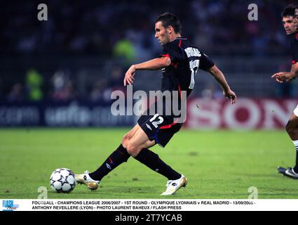 FOOTBALL - LIGUE DES CHAMPIONS 2006/2007 - 1E TOUR - OLYMPIQUE LYONNAIS V REAL MADRID - 13/09/2006 - ANTHONY REVEILLERE (LYON) - PHOTO LAURENT BAHEUX / FLASH PRESS Banque D'Images