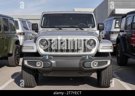 Lafayette - 16 novembre 2023 : exposition de Jeep Wrangler chez un concessionnaire Stellantis. Jeep propose le Wrangler dans les modèles Sport, Sahara et Rubicon. Banque D'Images