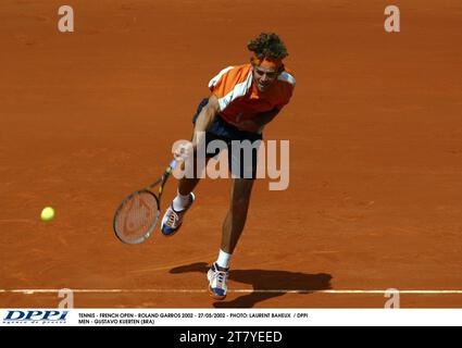 TENNIS - OPEN DE FRANCE - ROLAND GARROS 2002 - 27/05/2002 - PHOTO : LAURENT BAHEUX / DPPI MEN - GUSTAVO KUERTEN (BRA) Banque D'Images