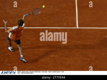 TENNIS - OPEN DE FRANCE - ROLAND GARROS 2002 - 29/05/2002 - PHOTO : LAURENT BAHEUX / DPPI MEN - GUSTAVO KUERTEN (BRA) Banque D'Images