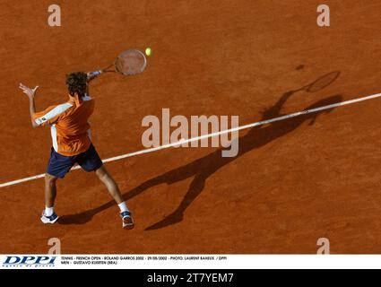 TENNIS - OPEN DE FRANCE - ROLAND GARROS 2002 - 29/05/2002 - PHOTO : LAURENT BAHEUX / DPPI MEN - GUSTAVO KUERTEN (BRA) Banque D'Images