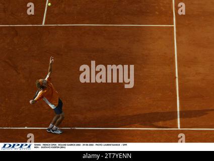 TENNIS - OPEN DE FRANCE - ROLAND GARROS 2002 - 29/05/2002 - PHOTO : LAURENT BAHEUX / DPPI MEN - GUSTAVO KUERTEN (BRA) Banque D'Images