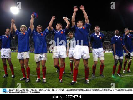 RUGBY - TEST MATCH 2002 - FRANCE - AFRIQUE DU SUD - 021109 - JOIE FRANÇAISE APRÈS LA VICTOIRE CONTRE L'ÉQUIPE SUD-AFRICAINE AU STADE VÉLODROME - PHOTO LAURENT BAHEUX / FLASH PRESS Banque D'Images