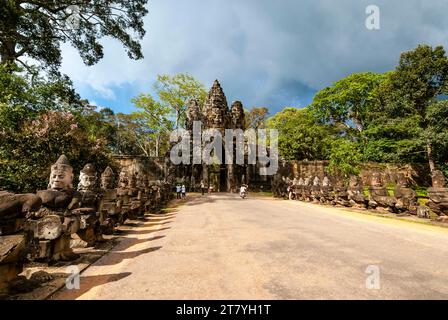 Porte sud et pont d'Angkor Thom, Angkor, Cambodge, Asie Banque D'Images