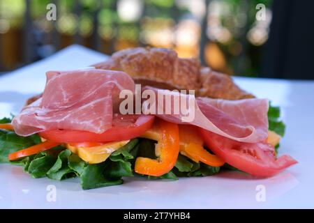 Salade de roquette, laitue, jambon au melon. Photo de haute qualité Banque D'Images