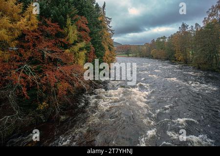 Rivière Dee au château de Balmoral, Crathie, Royal Deeside, Aberdeenshire, Écosse, ROYAUME-UNI Banque D'Images