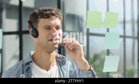 Homme d'affaires, centre d'appels et communication de support Web à un ordinateur dans un bureau Banque D'Images