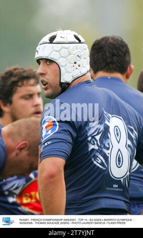 RUGBY - CHAMPIONNAT DE FRANCE 2006/2007 - TOP 14 - SU AGEN V BIARRITZ OLYMPIQUE - 30/09/2006 - THOMAS SOUCAZE (AGEN) - PHOTO LAURENT BAHEUX / PRESSE FLASH Banque D'Images