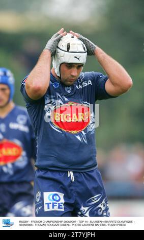 RUGBY - CHAMPIONNAT DE FRANCE 2006/2007 - TOP 14 - SU AGEN V BIARRITZ OLYMPIQUE - 30/09/2006 - THOMAS SOUCAZE (AGEN) - PHOTO LAURENT BAHEUX / PRESSE FLASH Banque D'Images