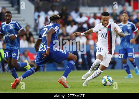 Neymar du PSG et Mohamed Simakan de Strasbourg lors du match de championnat de France L1 entre le Paris Saint-Germain et le RC Strasbourg Alsace le 14 septembre 2019 au Parc des Princes à Paris, France - photo Mehdi Taamallah / DPPI Banque D'Images