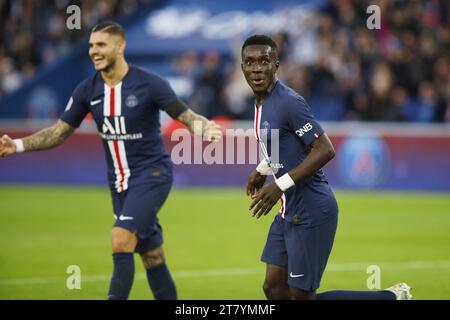 Idrissa GUEYE (PSG) a marqué un but, célébration, accueilli par Mauro Icardi (PSG) lors du match de championnat de France L1 entre le Paris Saint-Germain et SCO Angers le 5 octobre 2019 au Parc des Princes à Paris, France - photo Mehdi Taamallah / DPPI Banque D'Images