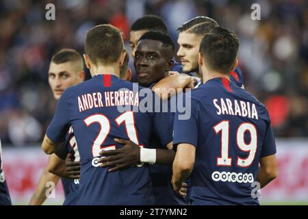 Idrissa GUEYE (PSG) a marqué un but, célébration, accueilli par Pablo SARABIA (PSG), Presnel Kimpembe (PSG), Mauro ICARDI (PSG), Juan Bernat (PSG), Marco Verratti (PSG) lors du match de championnat de France L1 entre le Paris Saint-Germain et SCO Angers le 5 octobre 2019 au stade Parc des Princes à Paris, France - photo Mehdi Taamallah / DPPI Banque D'Images