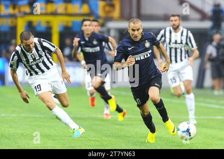 Rodrigo Palacio du FC Inter Milan suivi de Leonardo Bonucci de la Juventus FC lors de la série A match de football Inter contre la Juventus, le 14 septembre 2013 au stade San Siro de Milan. PHOTO MASSIMO CEBRELLI / DPPI Banque D'Images