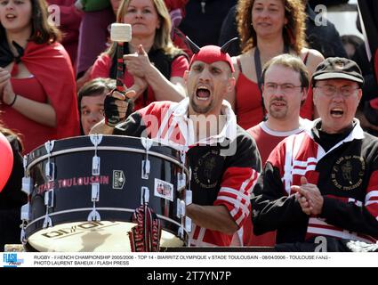 RUGBY - CHAMPIONNAT DE FRANCE 2005/2006 - TOP 14 - BIARRITZ OLYMPIQUE - STADE TOULOUSAIN - 08/04/2006 - TOULOUSE FANS - PHOTO LAURENT BAHEUX / FLASH PRESS Banque D'Images