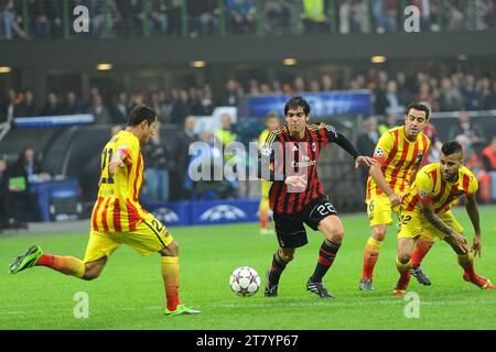 Kaka de l'AC Milan entouré de joueurs du FC Barcelone lors du match H de football de l'UEFA Champions League 2013/2014 entre l'AC Milan et le FC Barcelone le 22 octobre 2013 à Milan, Italie. Photo Massimo Cebrelli / DPPI Banque D'Images